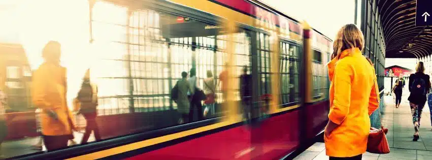 El importante papel de la traducción en el turismo 97 mujer esperando tren - traductora ingles